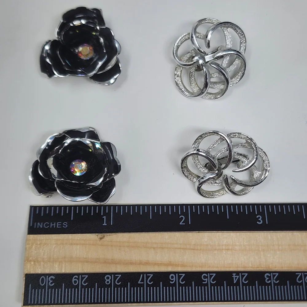 Vintage Sarah‎ Coventry Tailored Swirl & Black Enamel Floral Clip Earrings